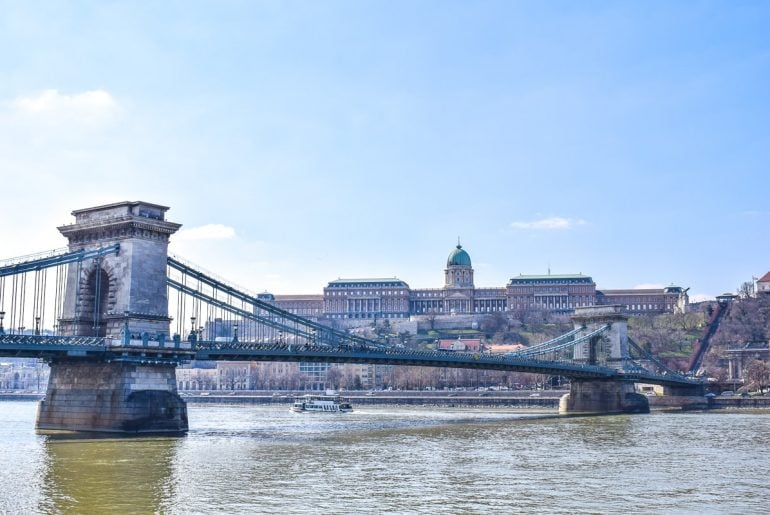 Große Brücke über Fluss mit Burgpalast im Hintergrund Budapest Ungarn