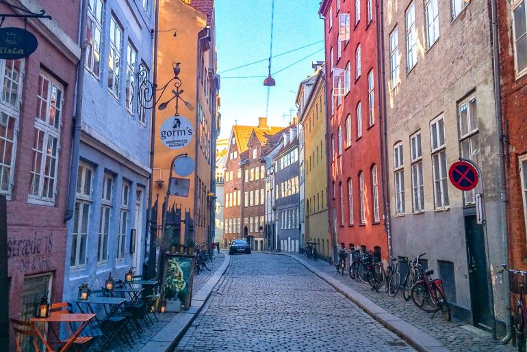 Bunte Häuser mit Kopfsteinpflaster Kopenhagen Dänemark