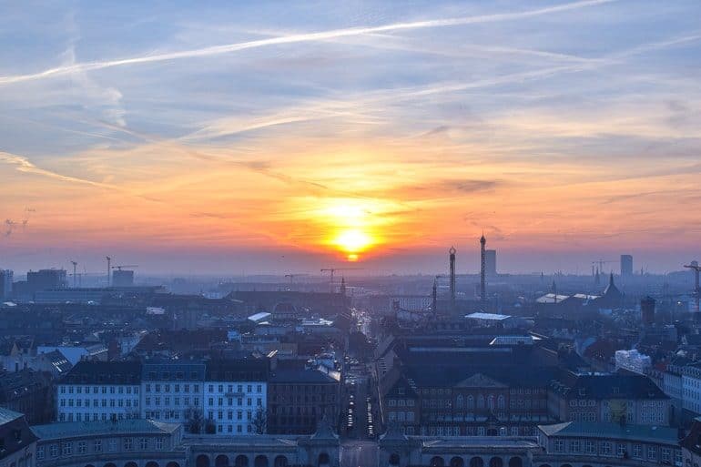 Oranger Sonnenuntergang mit blauem Himmel und Gebäuden Kopenhagen an einem Tag