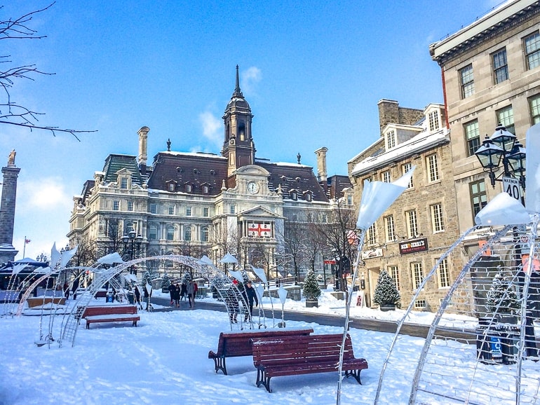 Alte Steingebäude mit schneebedecktem Boden Montreal an einem Tag