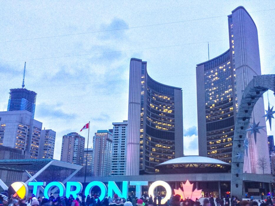 Großes Gebäude mit beleuchtetem Toronto Sign