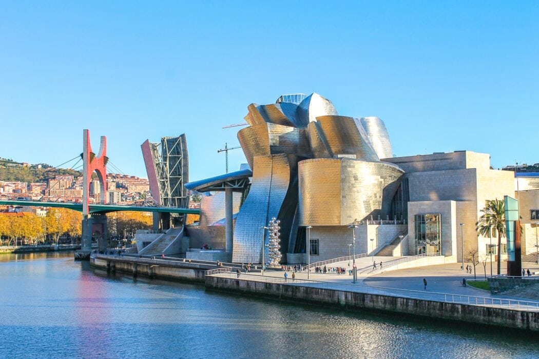 Metallisches Guggenheim Museum in der Nähe des Flusses Bilbao Spanien