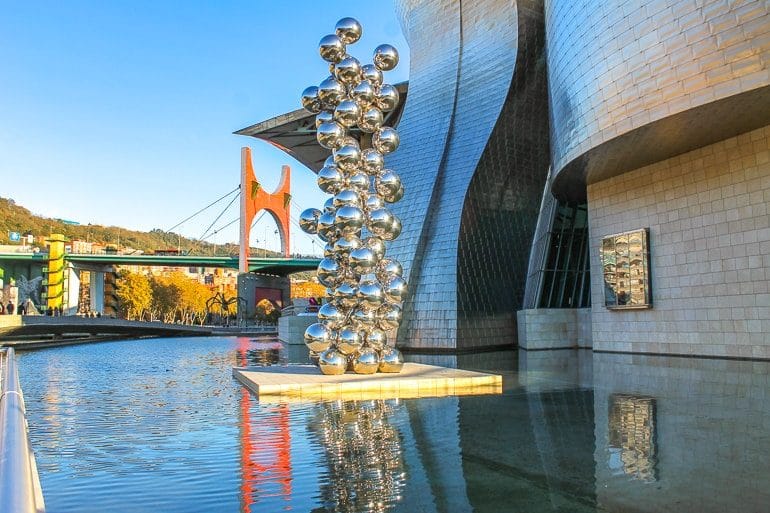 Skulptur auf silbernen Bällen über Wasser Guggenheim Museum Bilbao Spanien