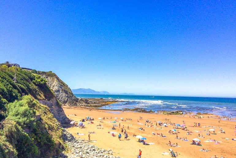 Strand mit blauem Himmel und gelbem Sand Bilbao Baskenland Spanien