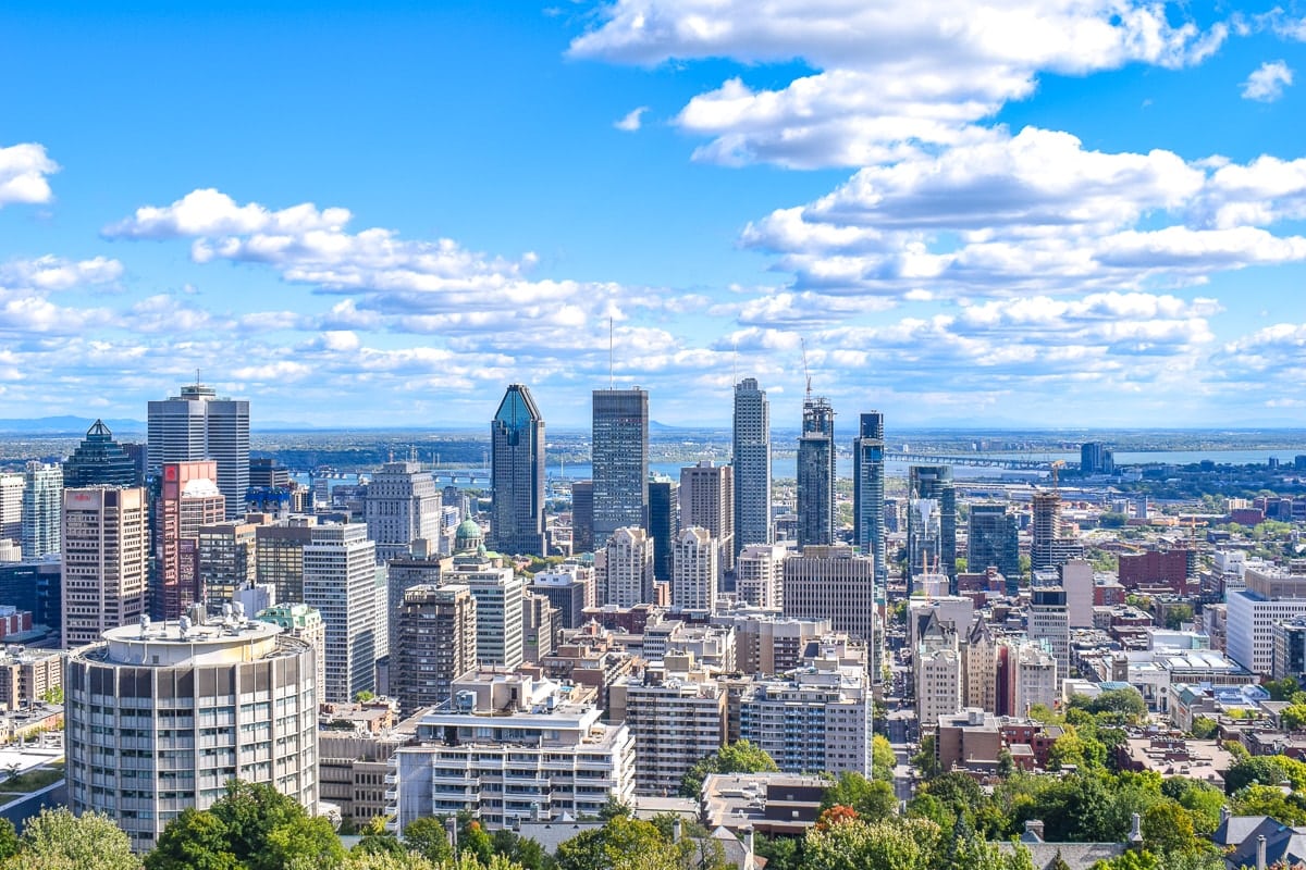 Hochhäuser von Aussichtspunkt aus mit blauem Himmel in Montreal, Kanada.