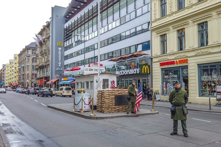 Alter Checkpoint Charlie in Mitte von Straße mit Flaggen Berlin