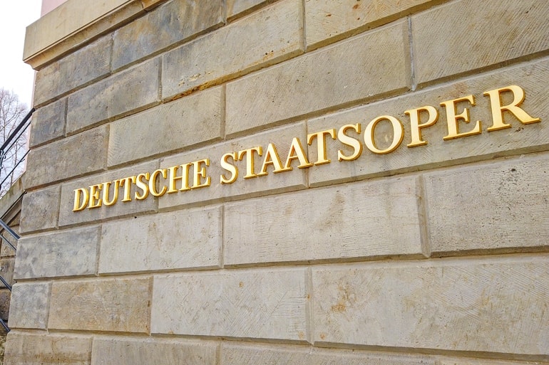 Goldener Schriftzug an Wand "Deutsche Staatsoper".
