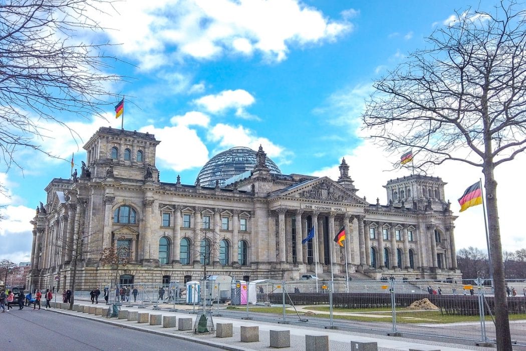 Reichstagsgebäude Berlin mit Glaskuppel und Deutschlandflaggen Sehenswürdigkeiten Berlin