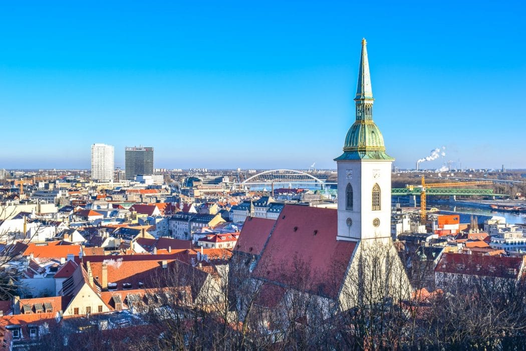 Kirche mit Turm und blauem Himmel Altstadt von Bratislava