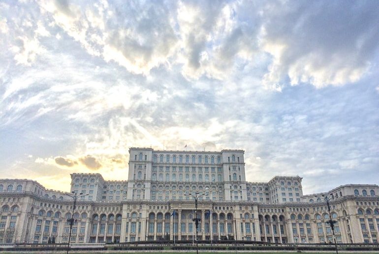 Großer Parlamentspalast mit wolkigem Himmel günstige Städtereisen Europa Bukarest