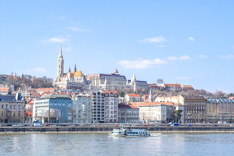 Altes Schloss und Kirche auf dem Berg Budapest mit Fluss im Vordergrund