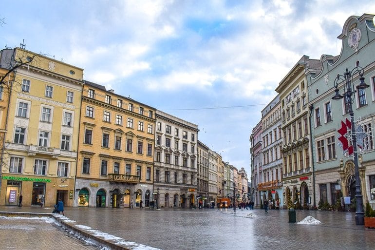 Bunte Gebäude in Altstadt mit Kopfsteinpflaster Krakau Polen