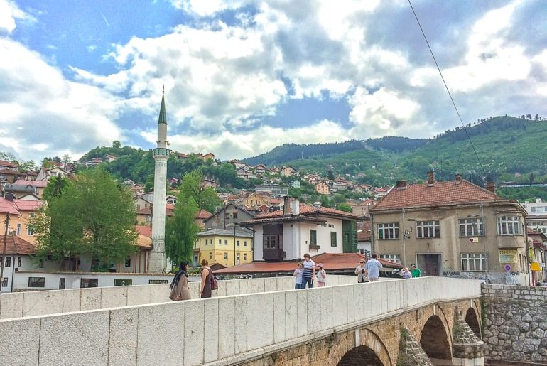 Osmanische Altstadt mit Brücke und grünen Hügel Sarajevo