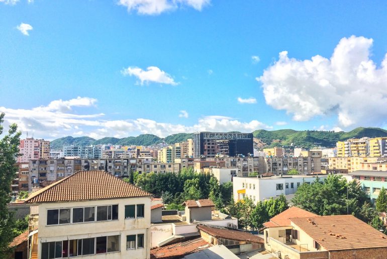 Ziegelsteindächer mit grünen Hügel und blauem Himmel Tirana Albanien Städtereise
