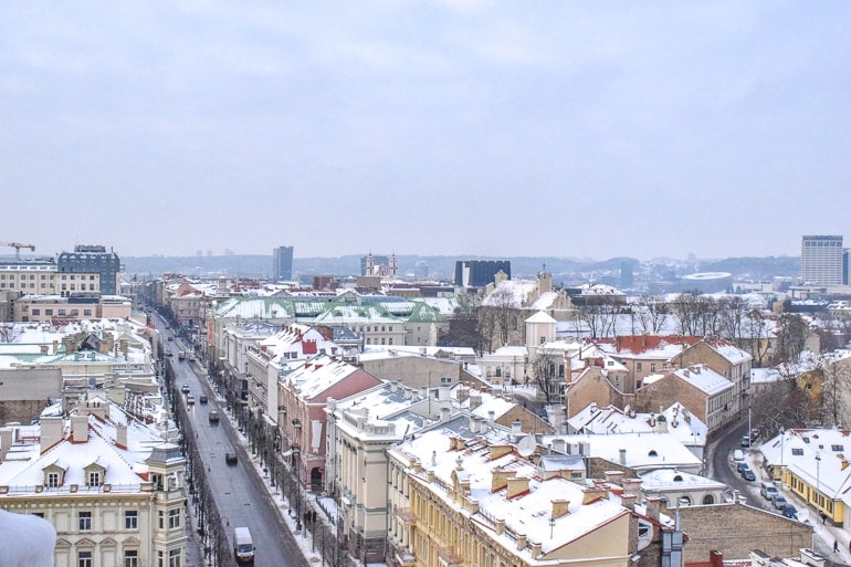 Bunte Gebäude mit Schnee auf Dach Vilnius Städtereisen Europa