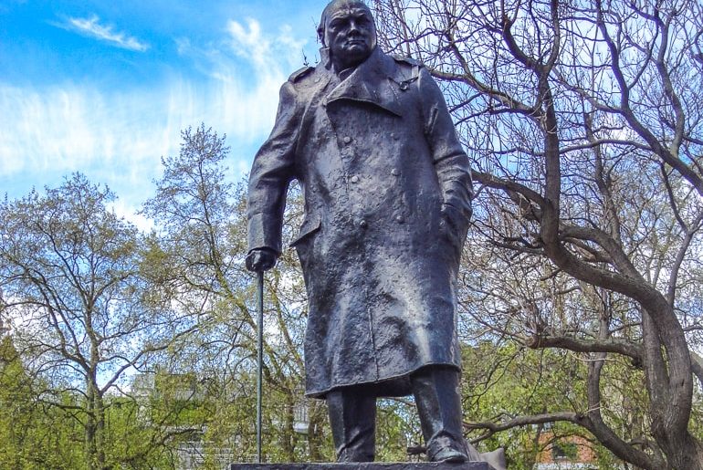 Statue eines Mannes Churchill in London