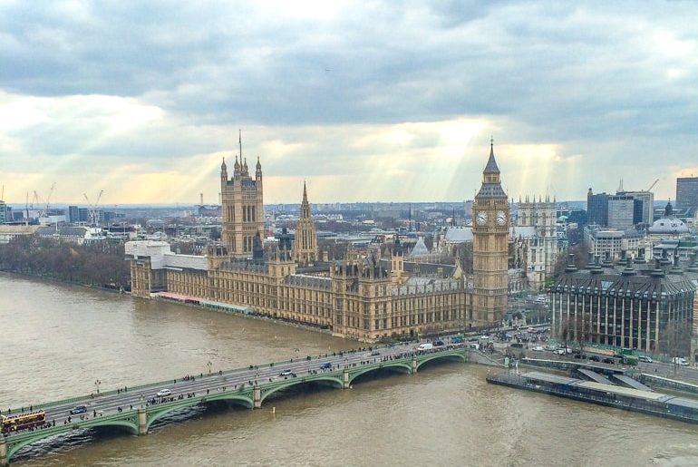 Westminster und Big Ben Turm in London mit Sehenswürdigkeiten