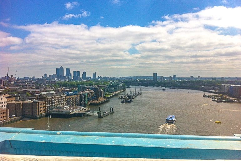 Blick auf Fluss Themse und Stadt von Tower Bridge London
