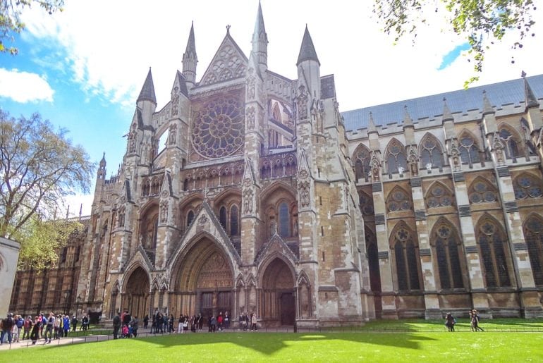 Eingang zu historischer Kirche mit grünem Gras Westminster Abbey London