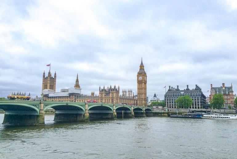 Fluss mit Brücke und Glockenturm London Sehenswürdigkeiten
