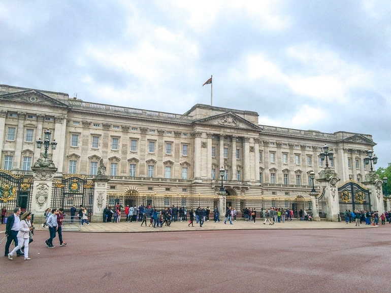 large white palace with gates in front buckingham one day in london