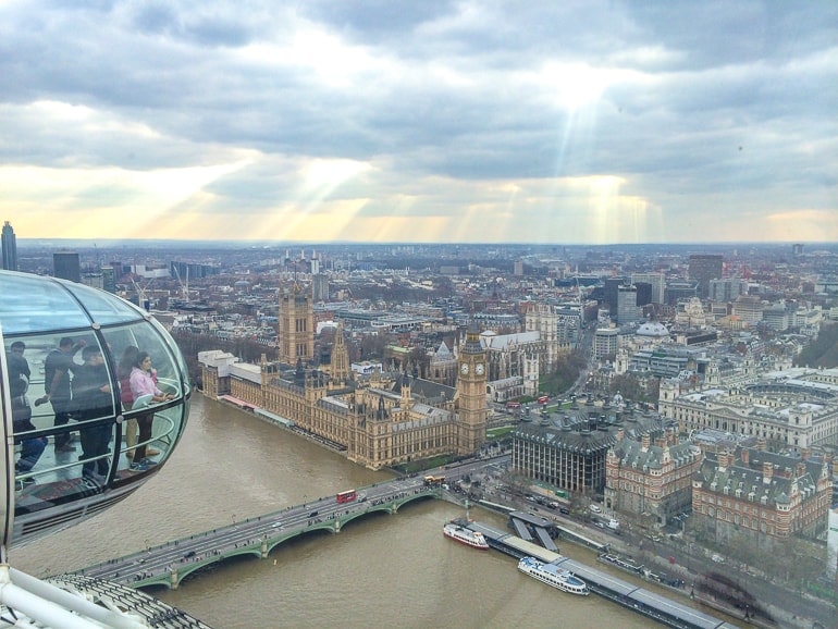 Parlament von London von oben London Eye mit Wolken