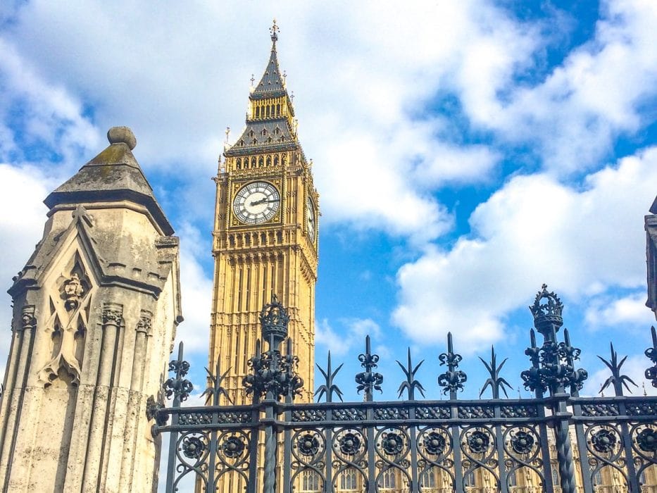 London Uhrturm mit Zaun im Vordergrund und blauem Himmel
