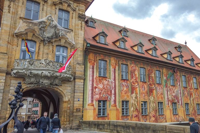 Alter Bogen mit Menschen und verzierten Außenwänden Bamberg Sehenswürdigkeiten