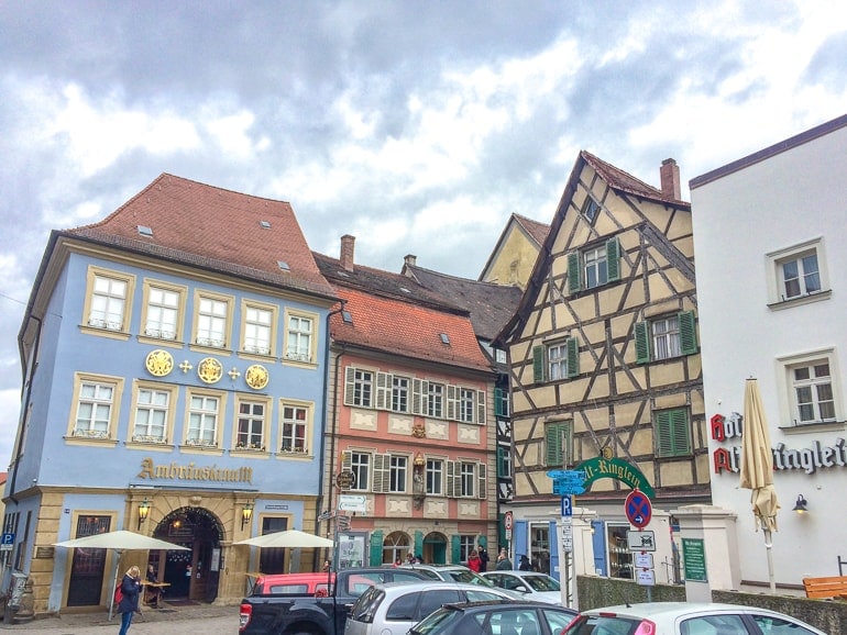 Bunte Gebäude und Autos Alte Brauerei Bamberg Altstadt