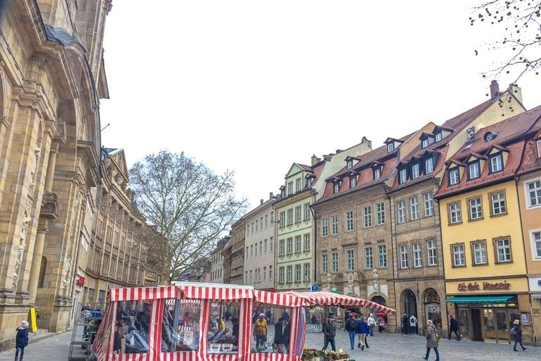 Bunte Gebäude mit Marktstand Bamberg