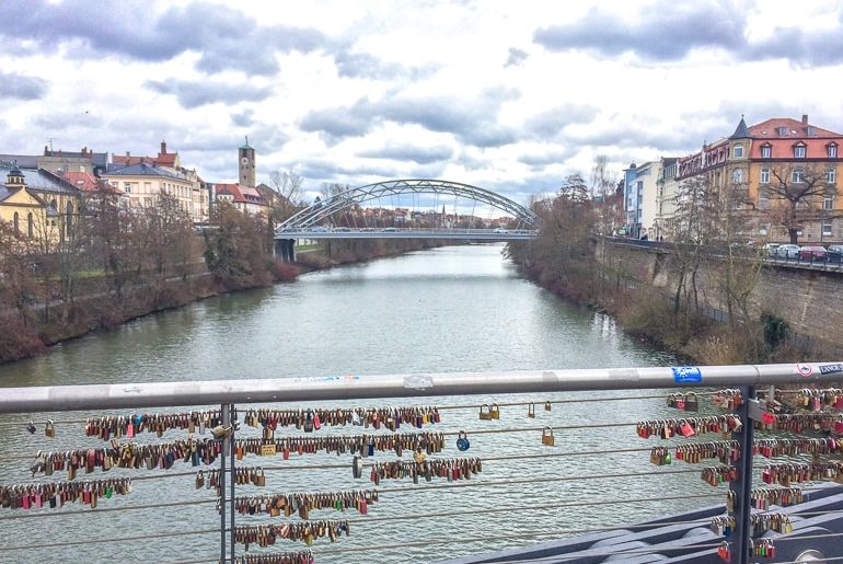 Brücke mit Liebesschlössern über Fluss Bamberg Deutschland