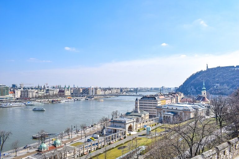 Fluss mit Brücke und Hügel im Hintergrund Budapest Ungarn