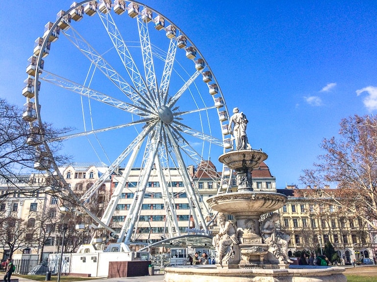 Riesenrad im Park mit Springbrunnen Budapest Sehenswürdigkeiten