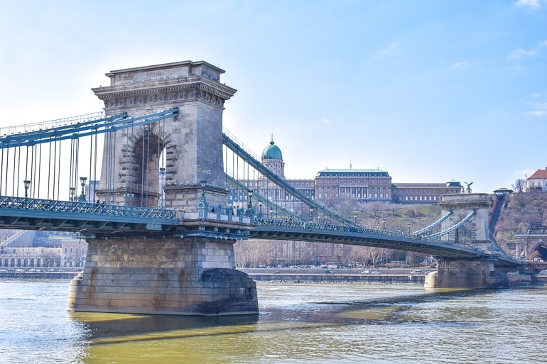 Große Brücke mit zwei Türmen über Wasser Budapest Ungarn