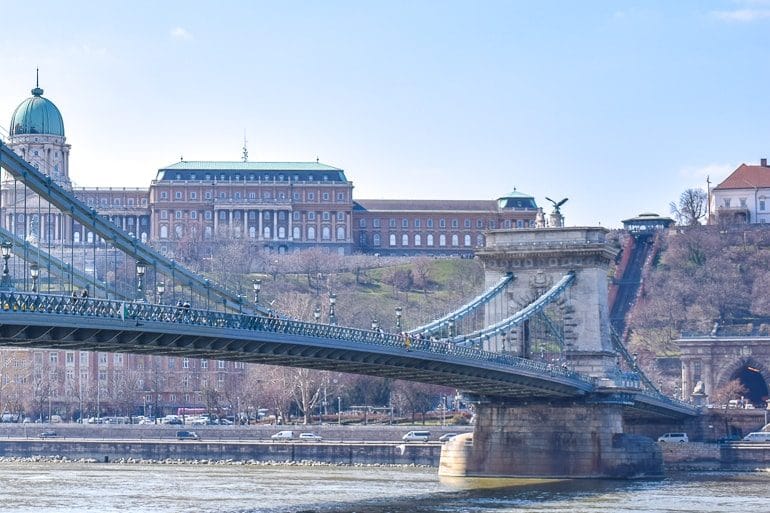 Brücke und Turm im Wasser mit blauem Himmel Budapest
