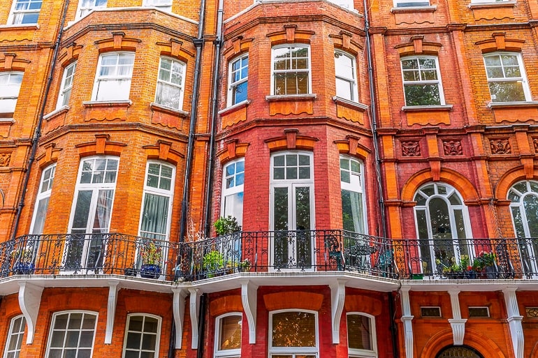 Rote Häuser mit Fenstern und Balkonen in Kensington London.