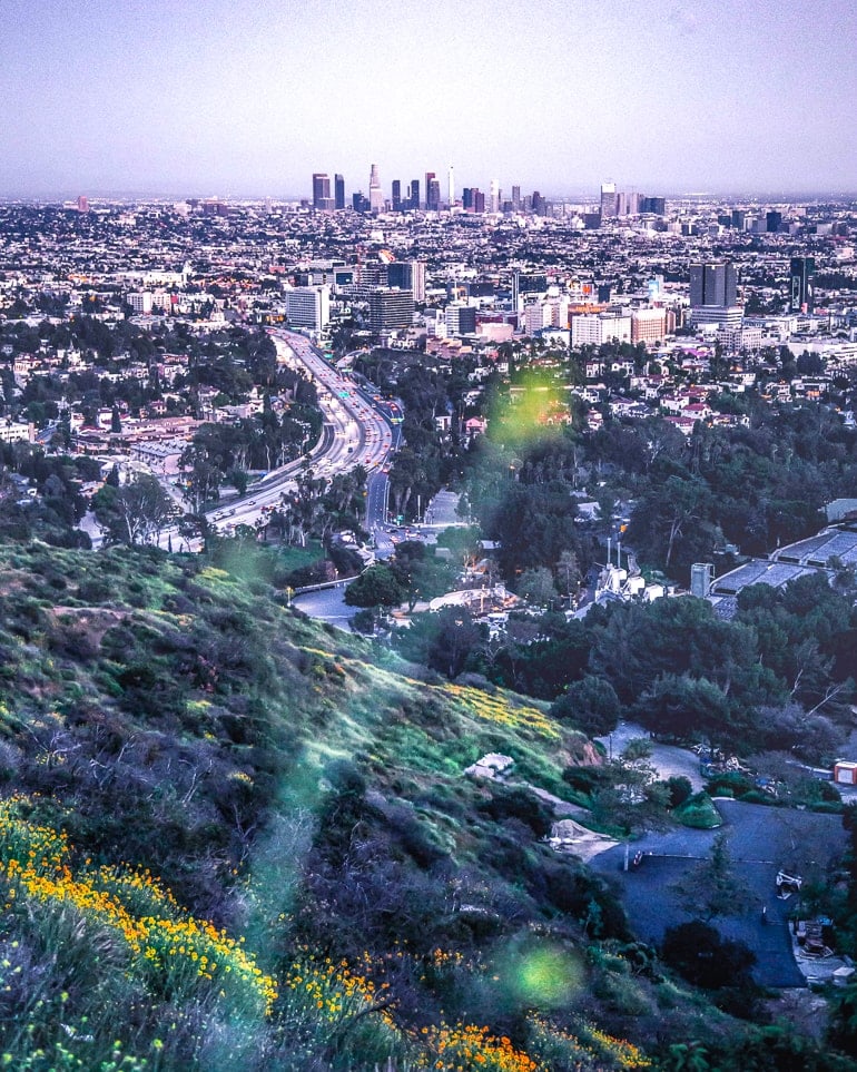 Langes Highway schlängelt sich durch Stadt mit Hügel Los Angeles