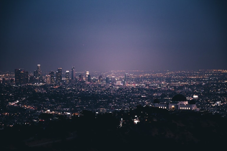Los Angeles bei Dunkelheit erleuchtet von Griffith observatory