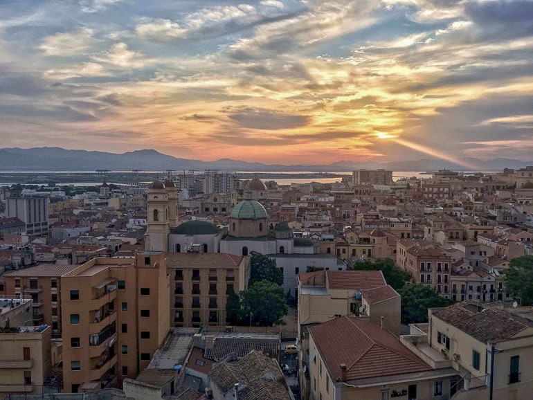 Italienische Stadt mit Sonnenuntergang im Hintergrund