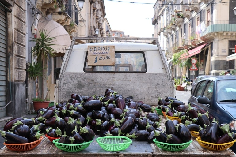 Aubergine in Schüssel auf Marktauto in Catania Sizilien Italien