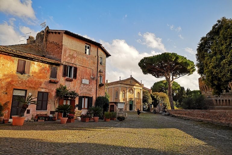 Alte Villa mit Bäumen und Sonnenuntergang in Italien