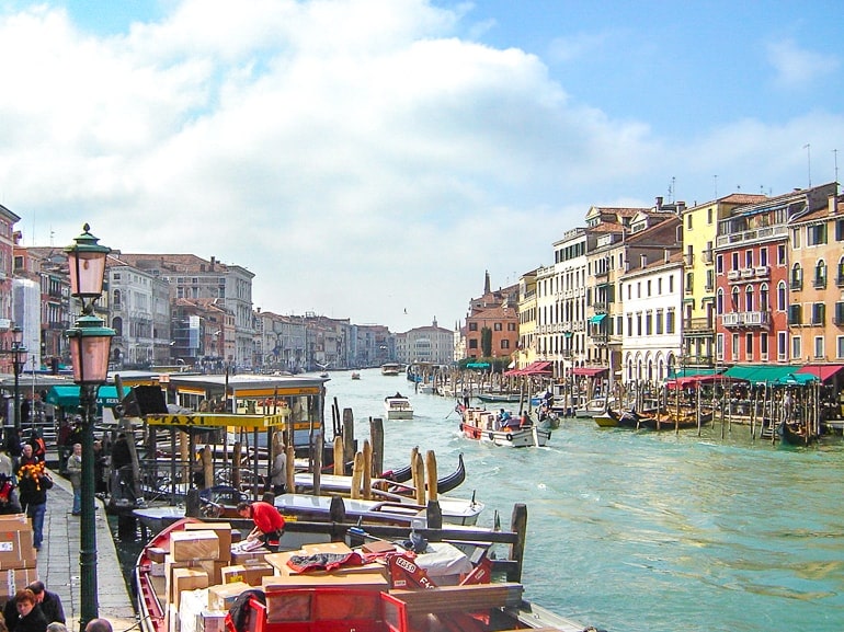 Blaues Wasser in Kanal mit Booten in Venedig Italien