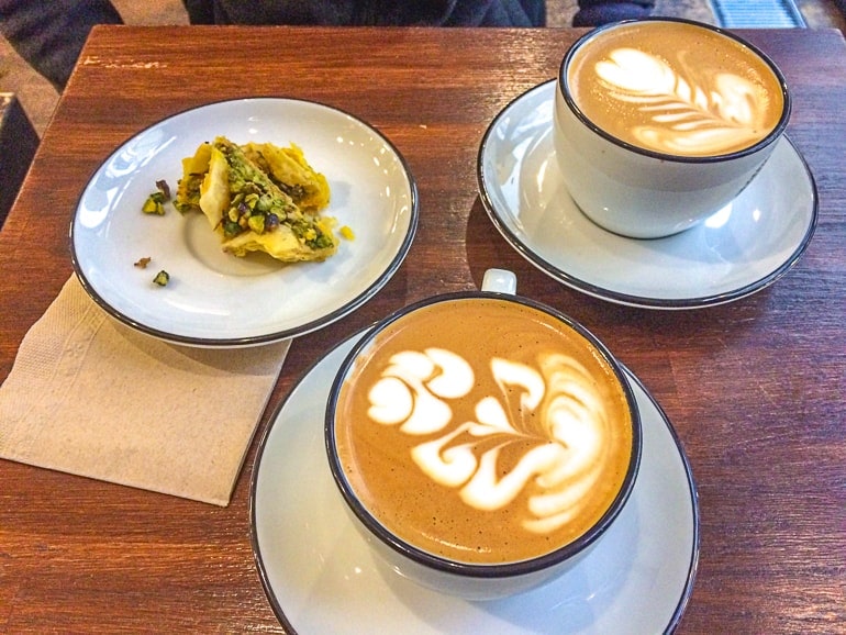 Zwei Kaffees und Baklava auf Holztisch Cafe Berlin