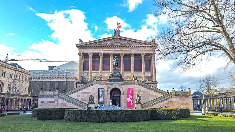 Großer Museumseingang aus Stein Berlin