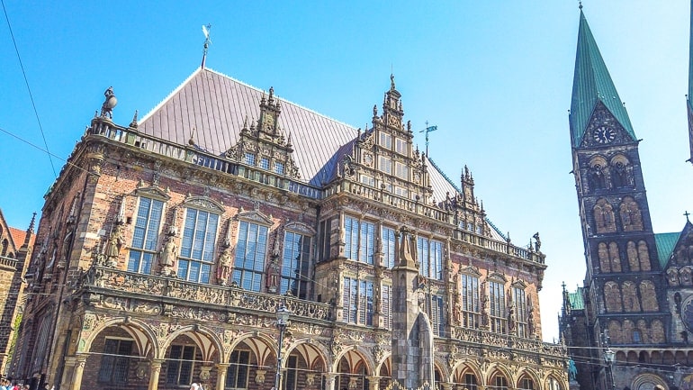 Altes Rathaus mit Domtürmen im Hintergrund Bremen Deutschland