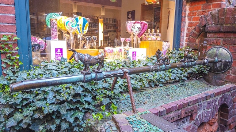 Kleine Statue von Bremer Stadtmusikanten und Süßigkeitenladen im Hintergrund