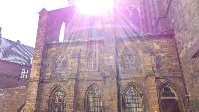Sonnenstrahlen scheinen auf Steinwand und alte Fenster von Bremer Dom