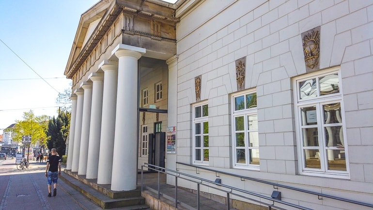 Kleines Museum mit weißen Säulen vor Eingang Sehenswürdigkeiten Bremen