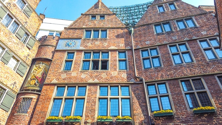 Alte Uhr auf rotem Backsteingebäude in Bremen