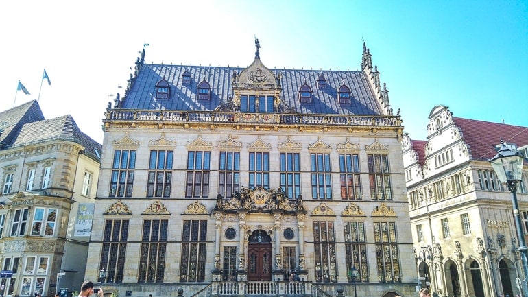 Weißes und goldenes Gebäude an altem Marktplatz in Bremen Sehenswürdigkeiten